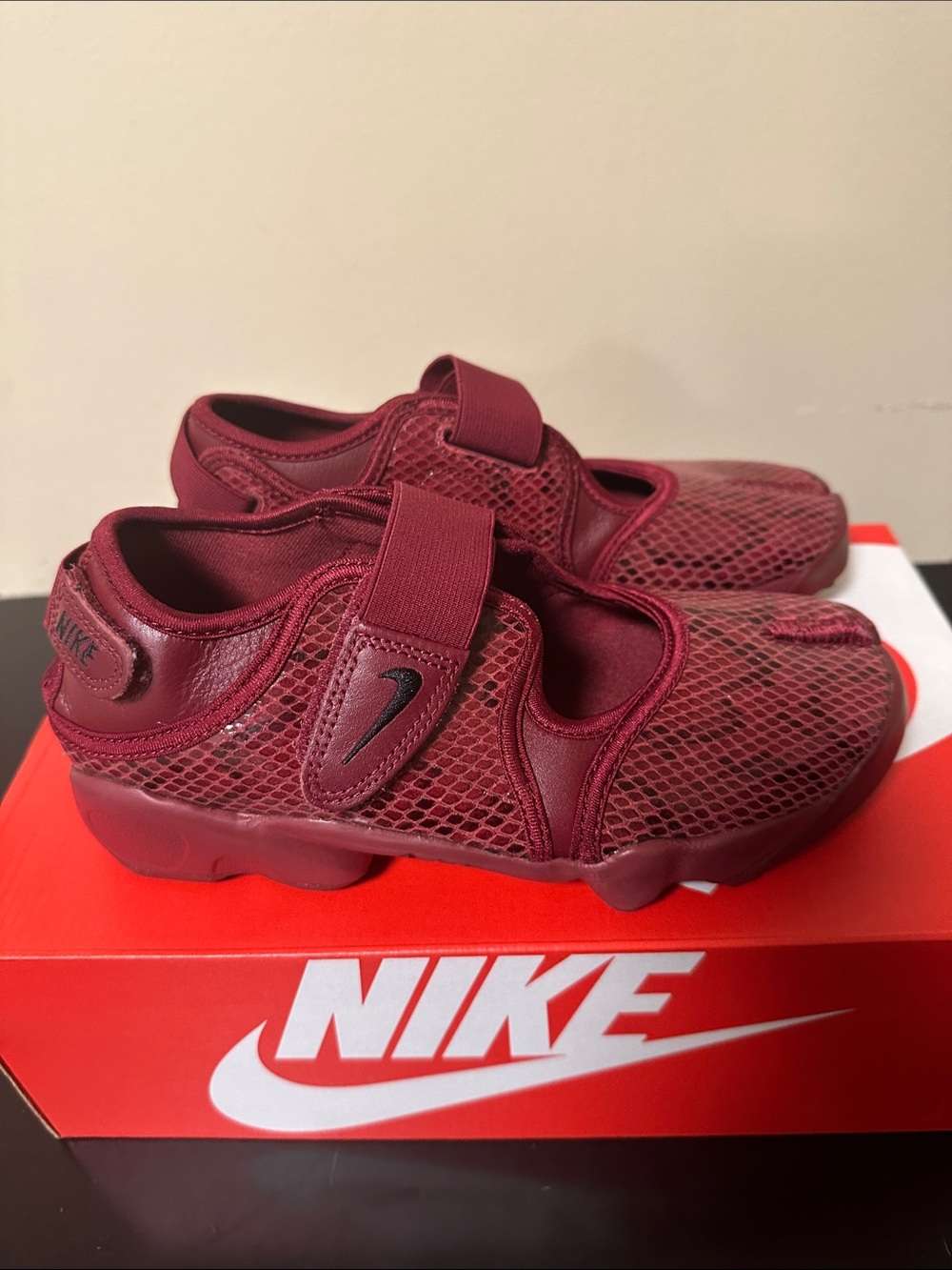 Women Nike air rift team red/back 7W/5.5M